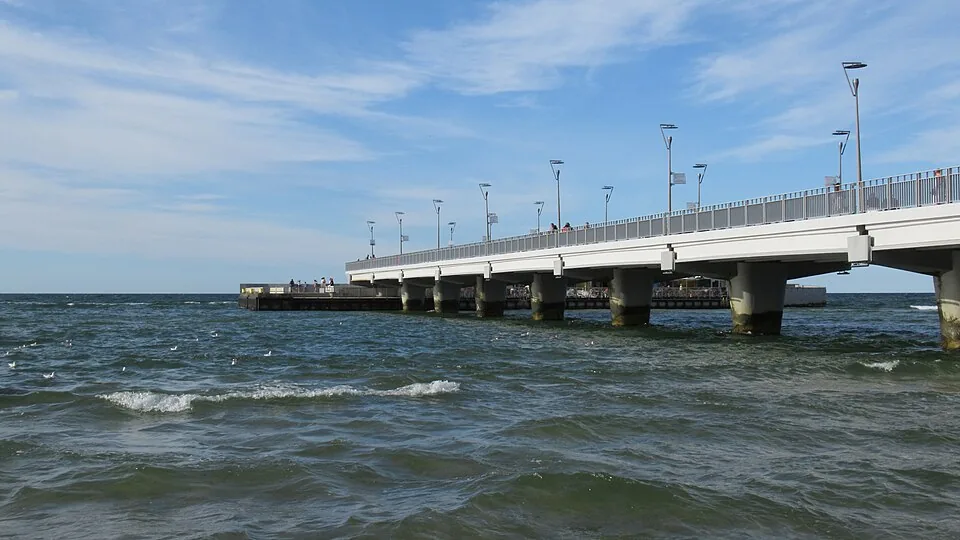 Molo w Kołobrzegu od strony morza: okolica, nie zdjęcie obiektu